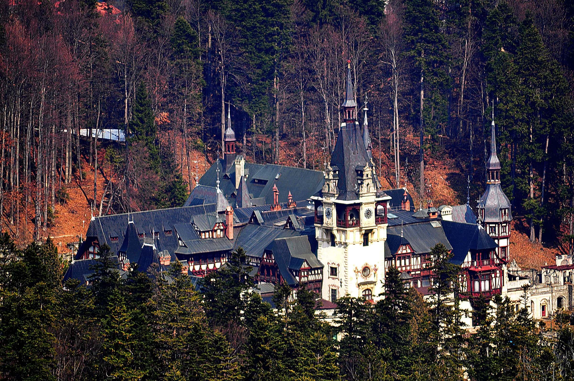 Il Castello di Peleș tra i boschi autunnali di Sinaia
