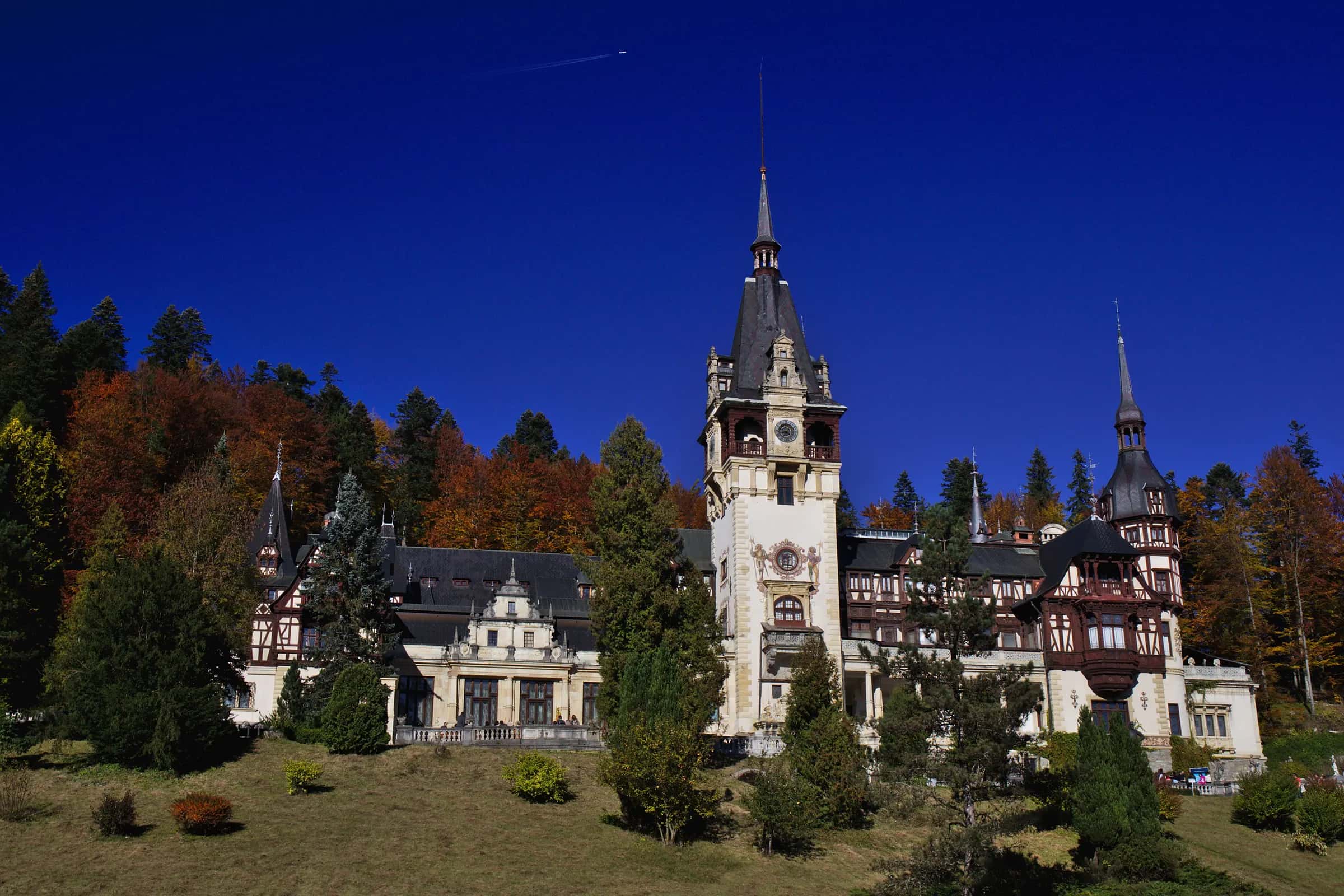 Il Castello di Peleș con la sua torre dell'orologio sotto un cielo blu scuro