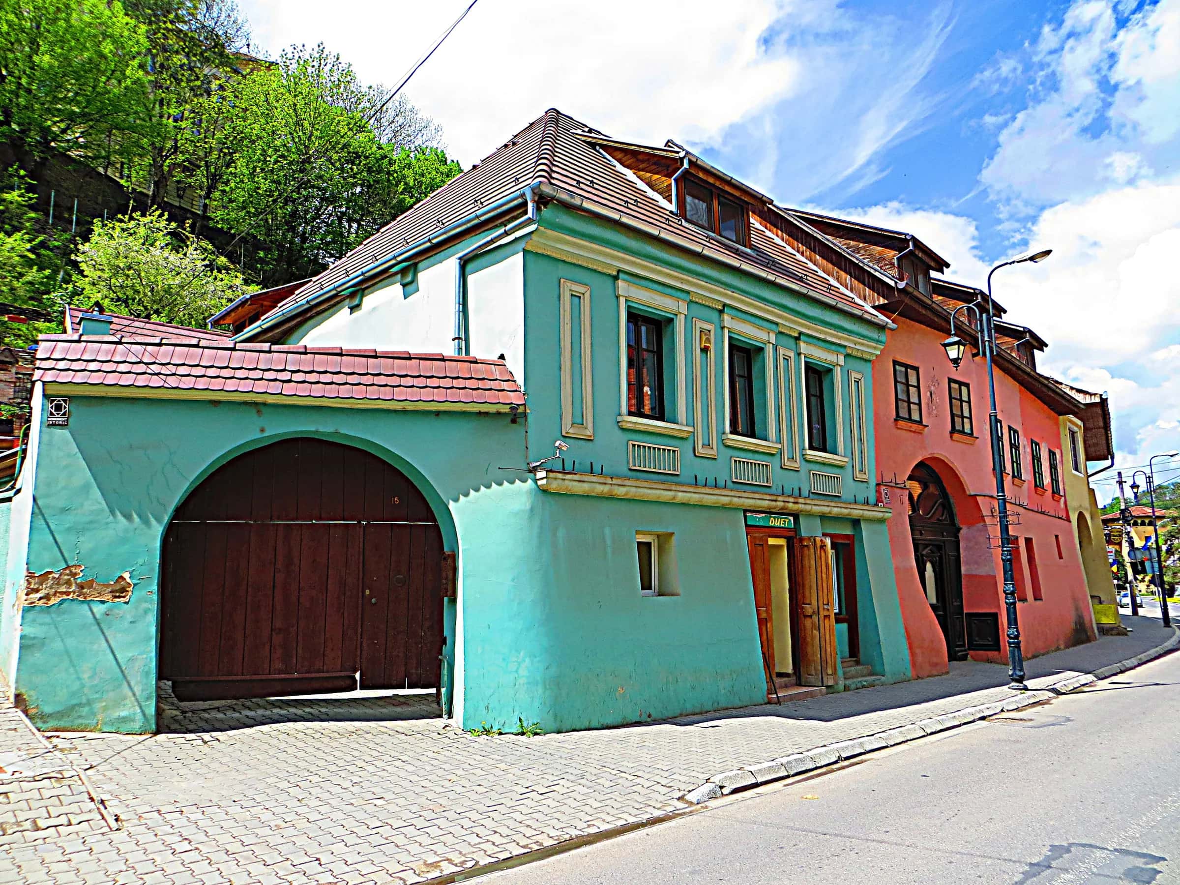 Casas turquesa y rojas en una calle de Sighișoara