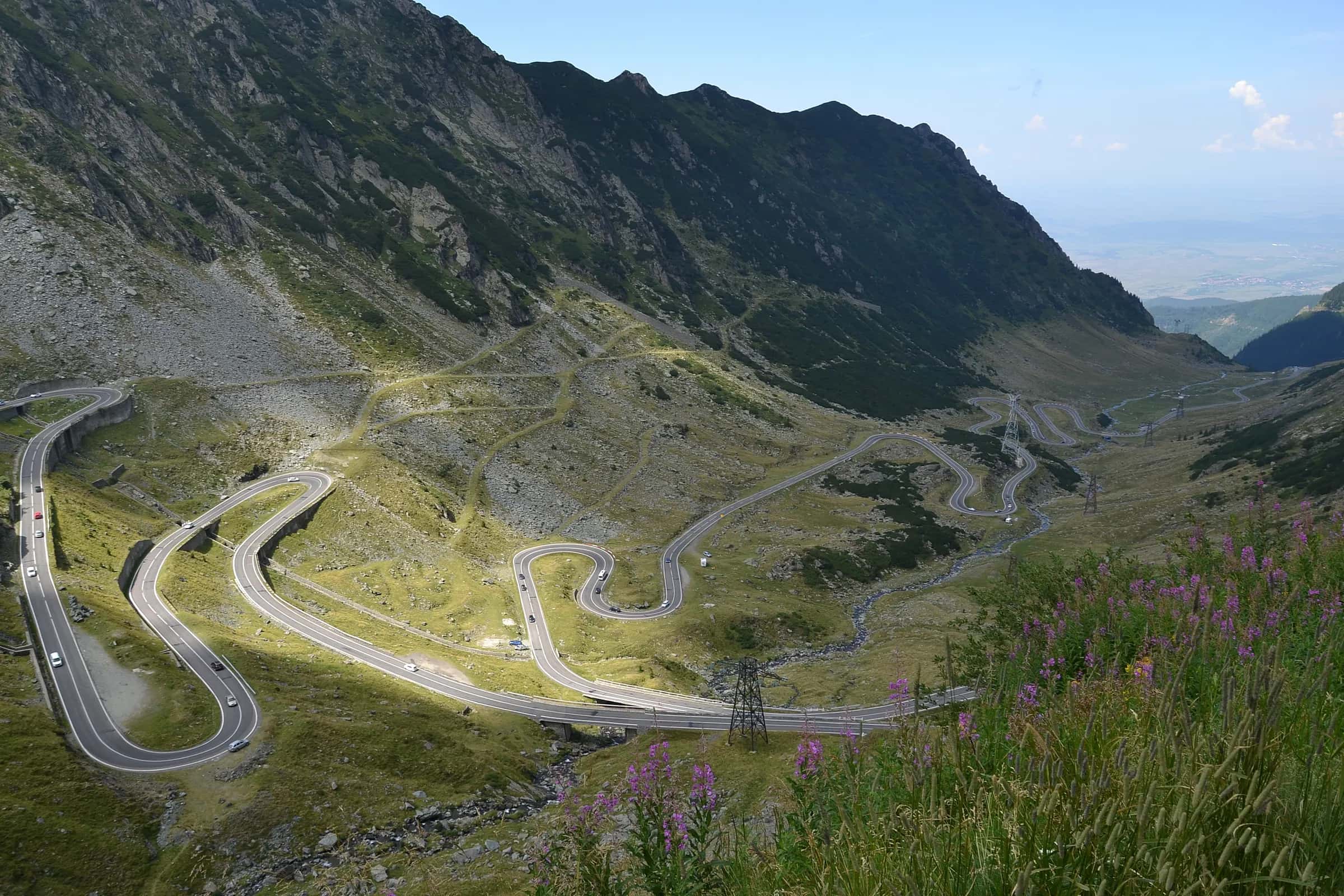 La strada del Transfăgărășan a zigzag attraverso una valle glaciale