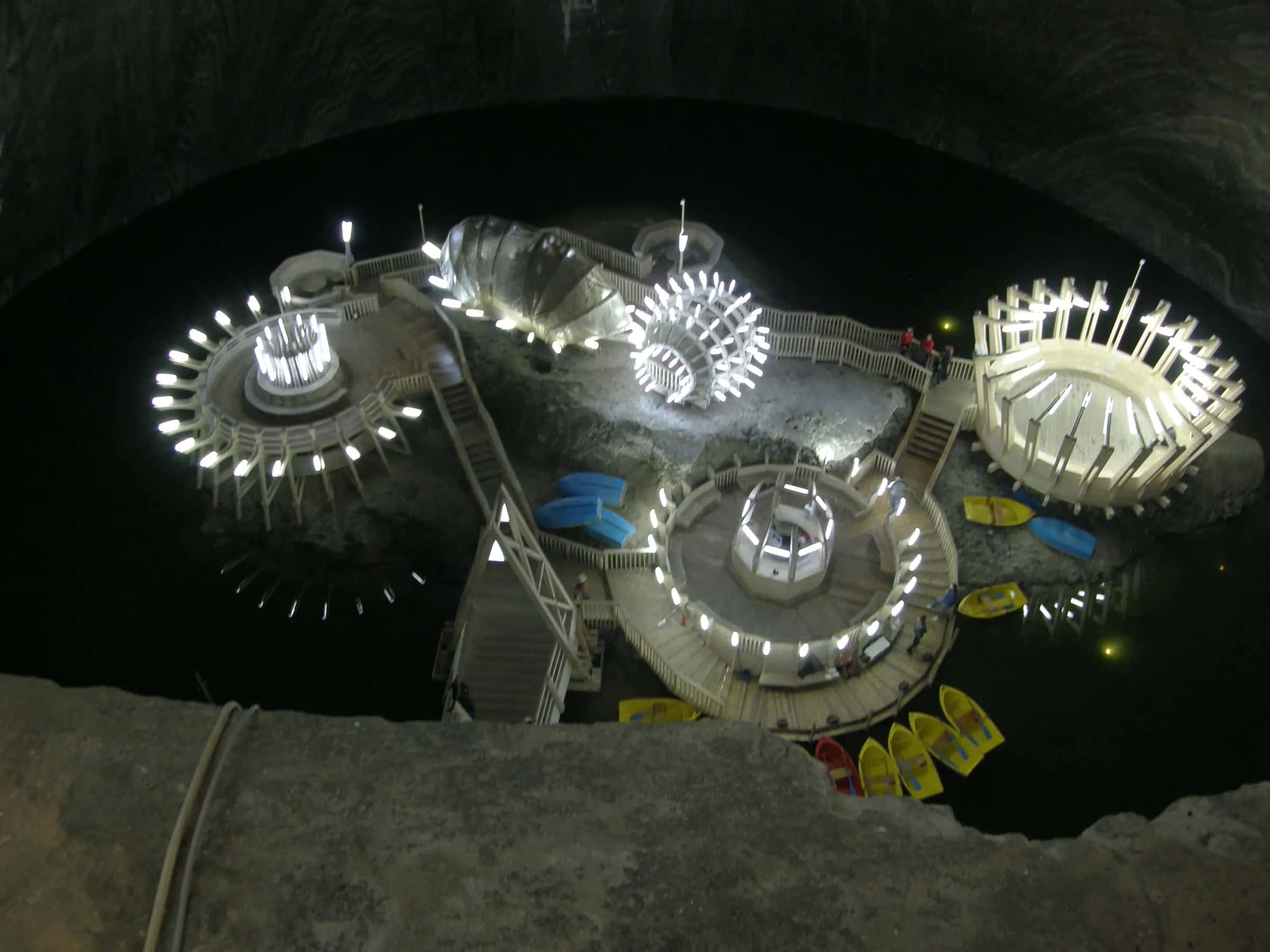 Il parco sotterraneo illuminato e il lago all'interno della Salina Turda