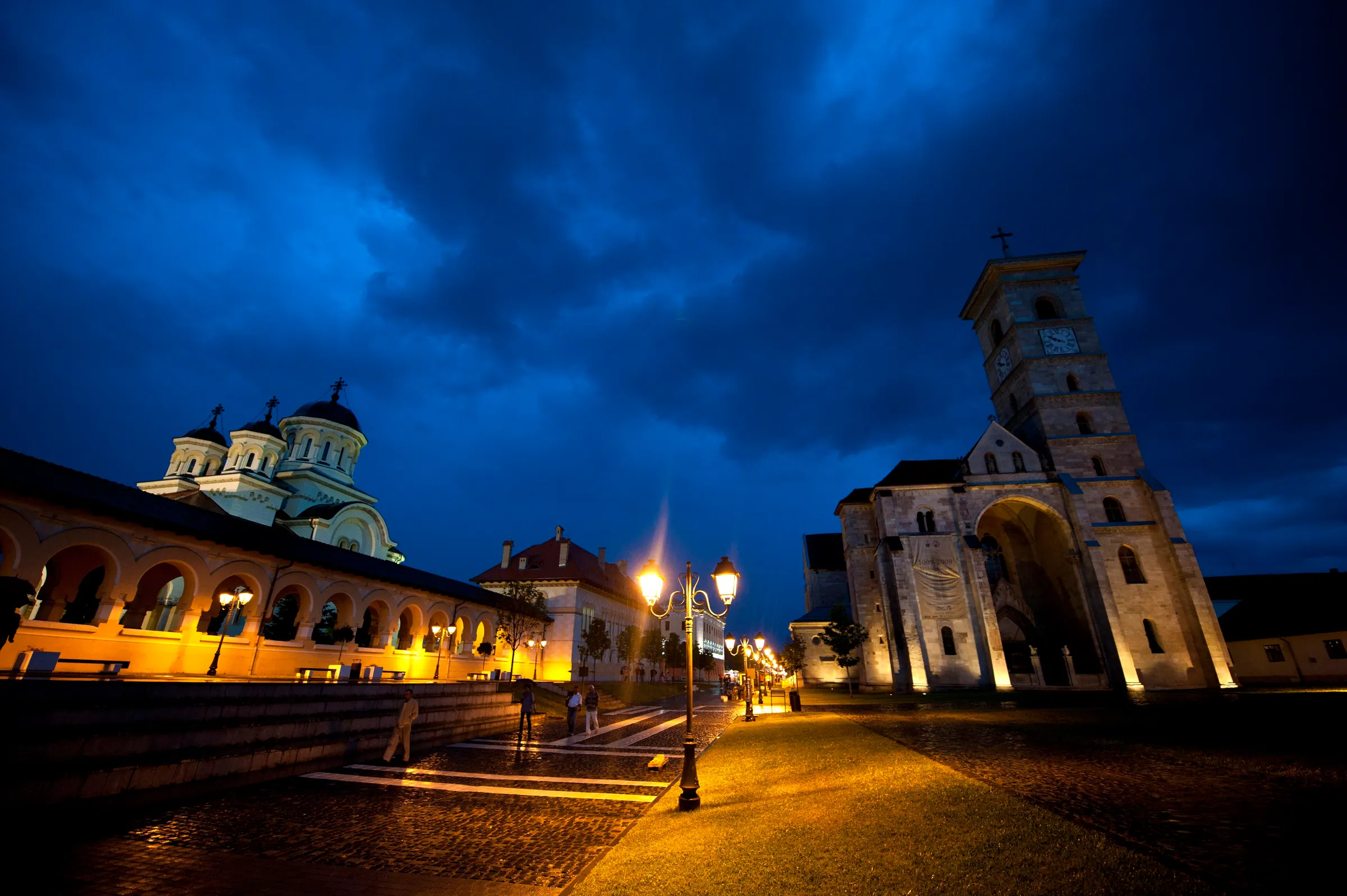 Catedralele cetății Alba Iulia, luminate în ora albastră