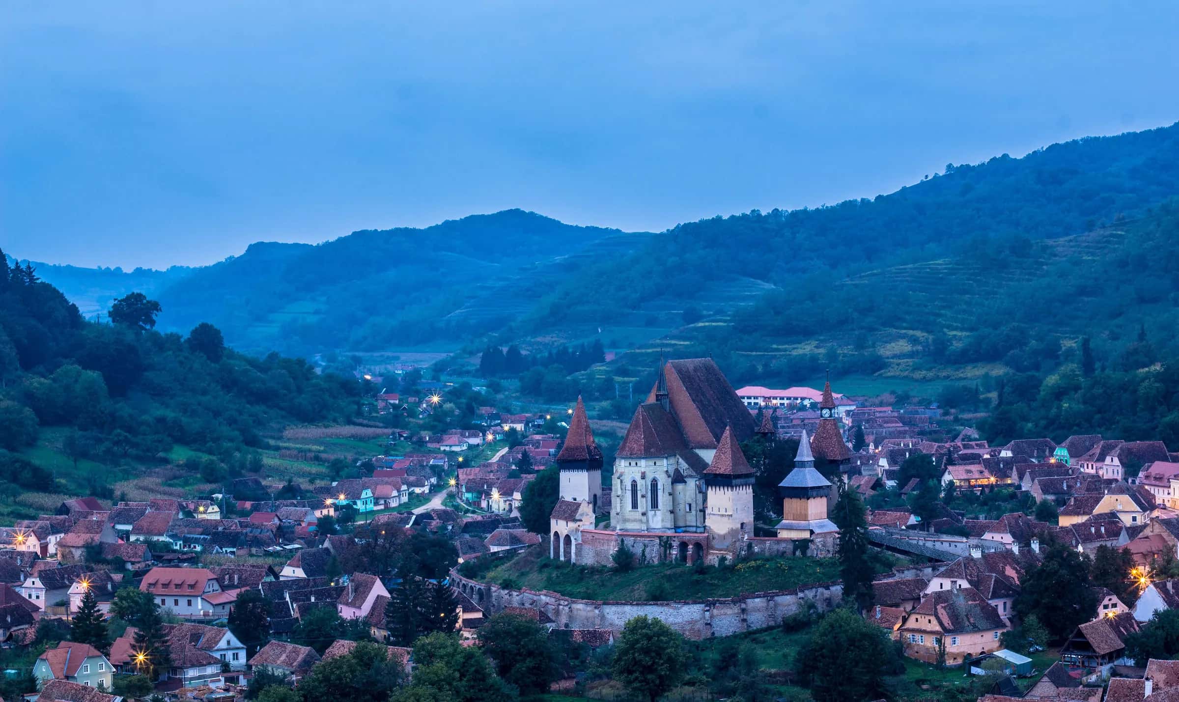 Biserica fortificată din Biertan, peste satul său, în ora albastră