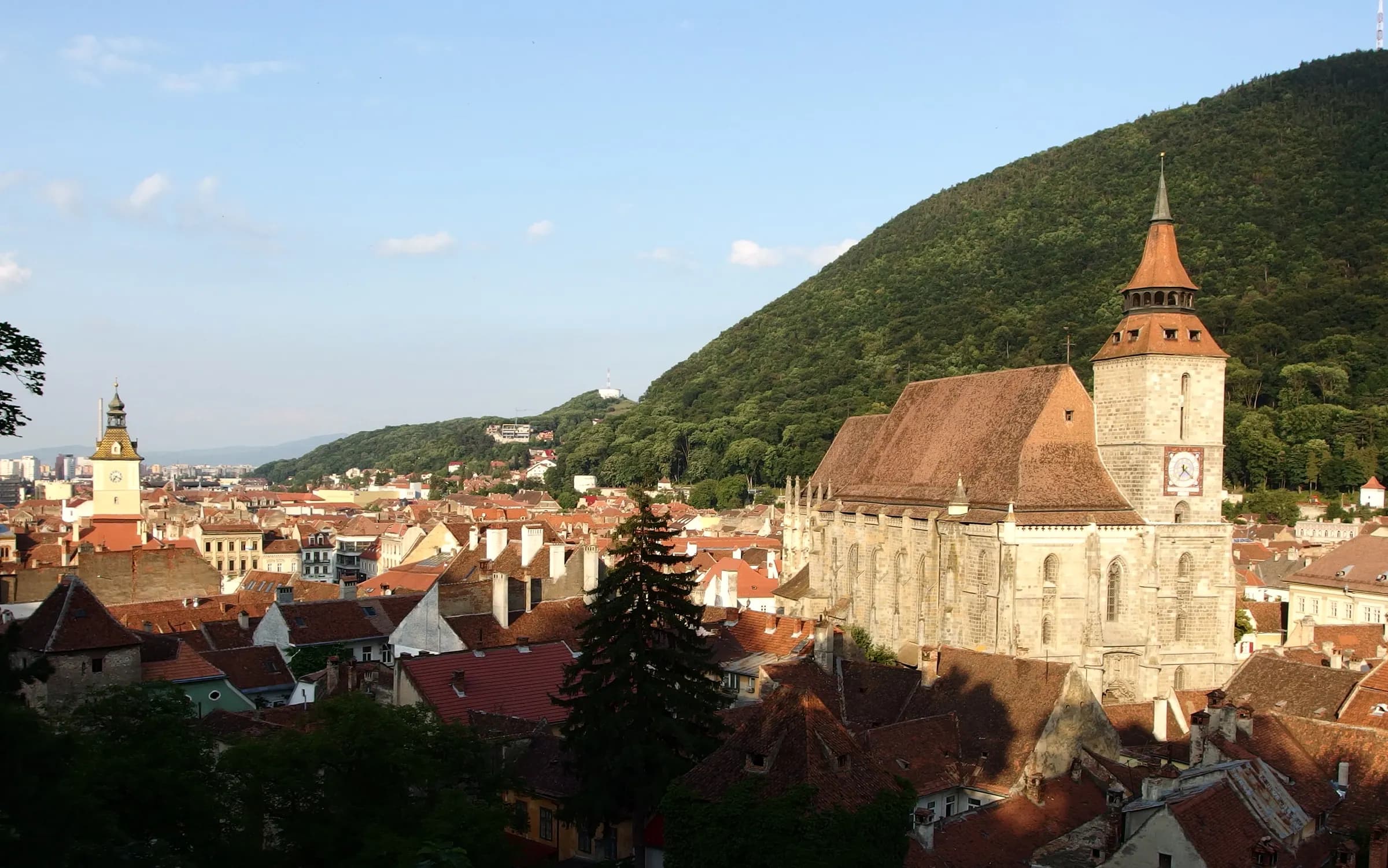 Biserica Neagră și acoperișurile Brașovului, sub muntele Tâmpa