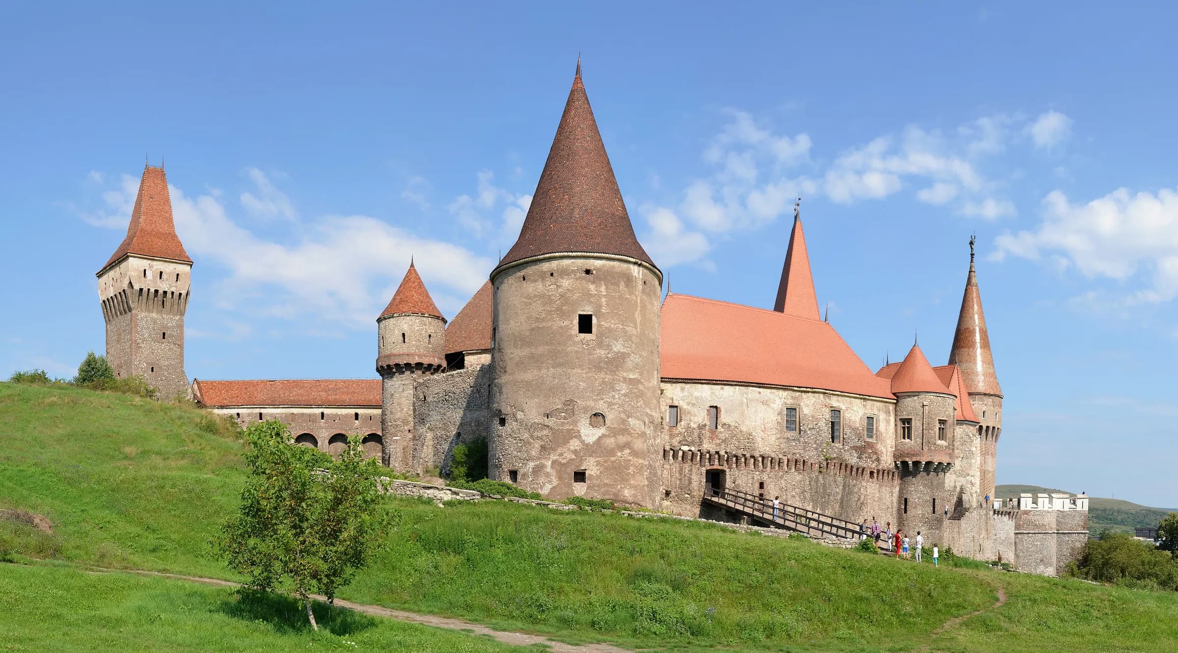 Castelul Corvinilor din Hunedoara, cu turnurile sale ascuțite