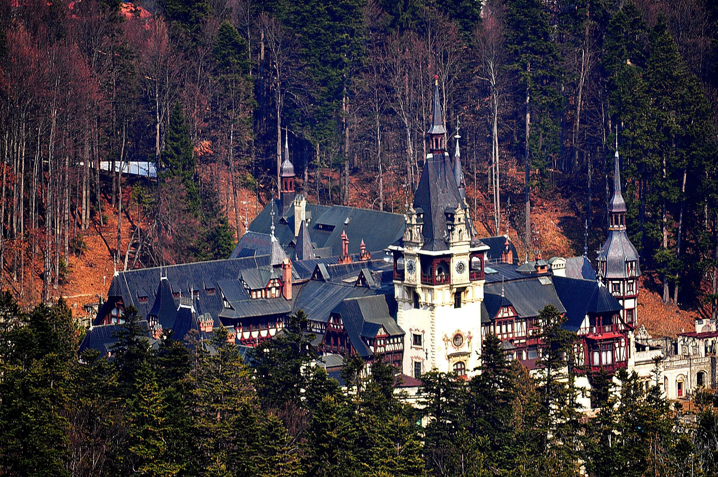 Castelul Peleș în mijlocul pădurii de toamnă din Sinaia