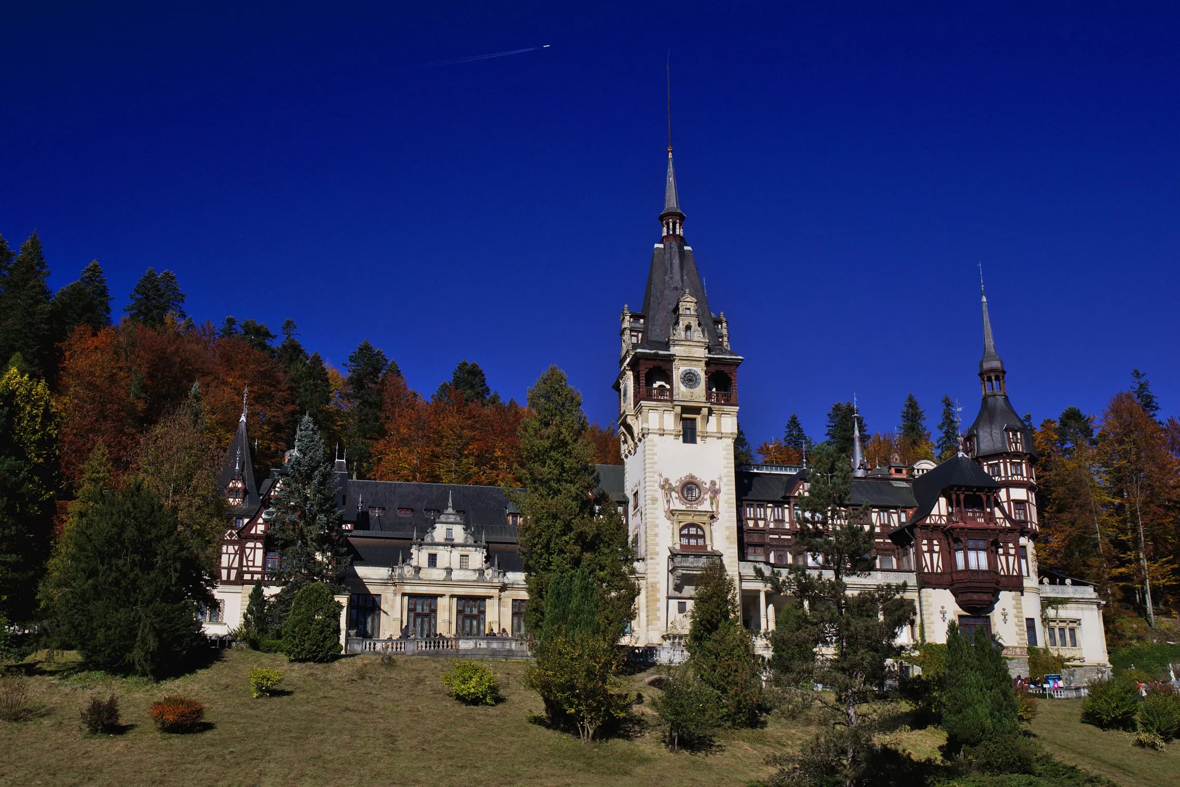 Castelul Peleș, cu turnul cu ceas, sub un cer albastru intens