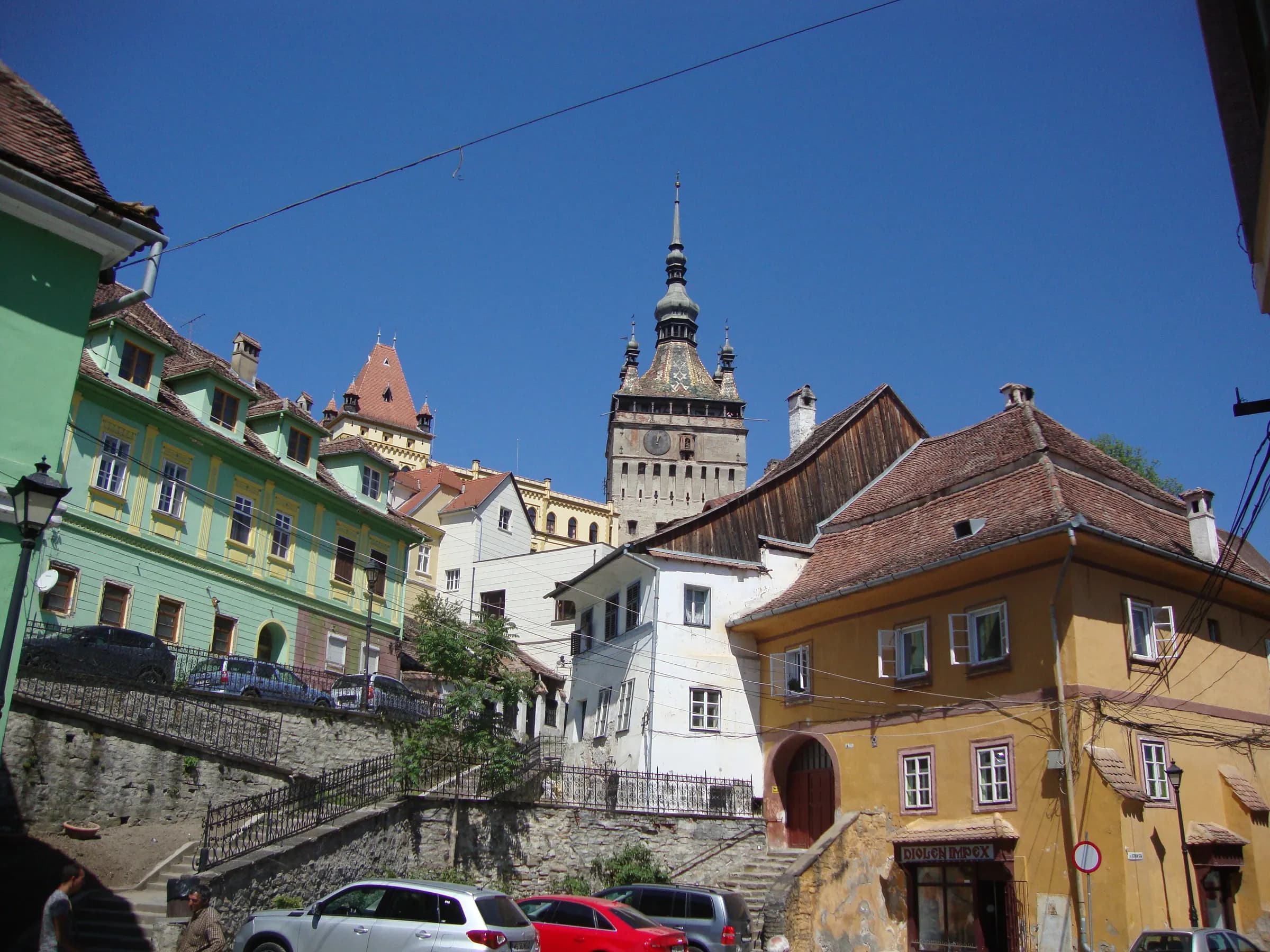 Turnul cu Ceas din Sighișoara, peste casele vechi și colorate