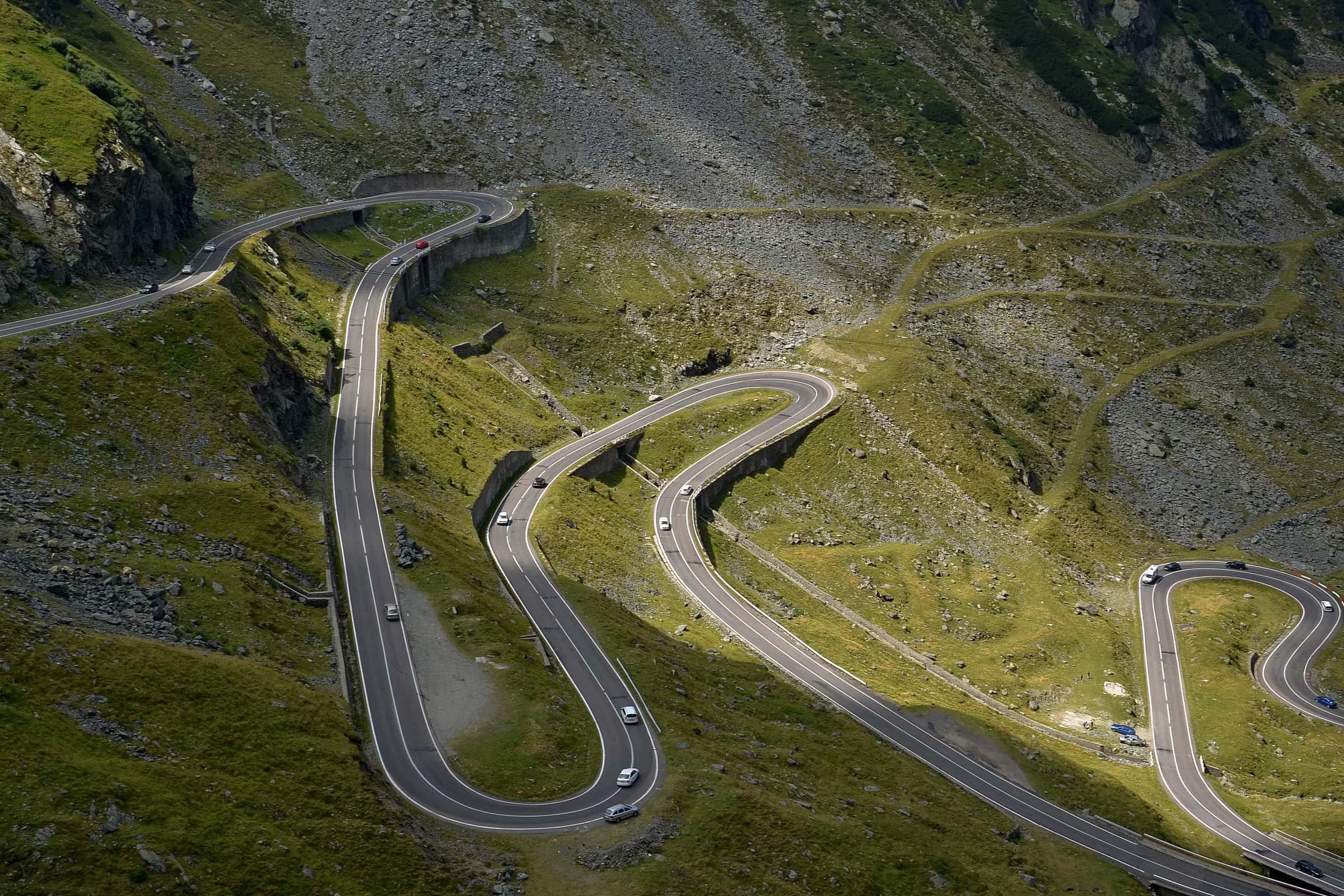 Serpentinele drumului Transfăgărășan, șerpuind pe munte
