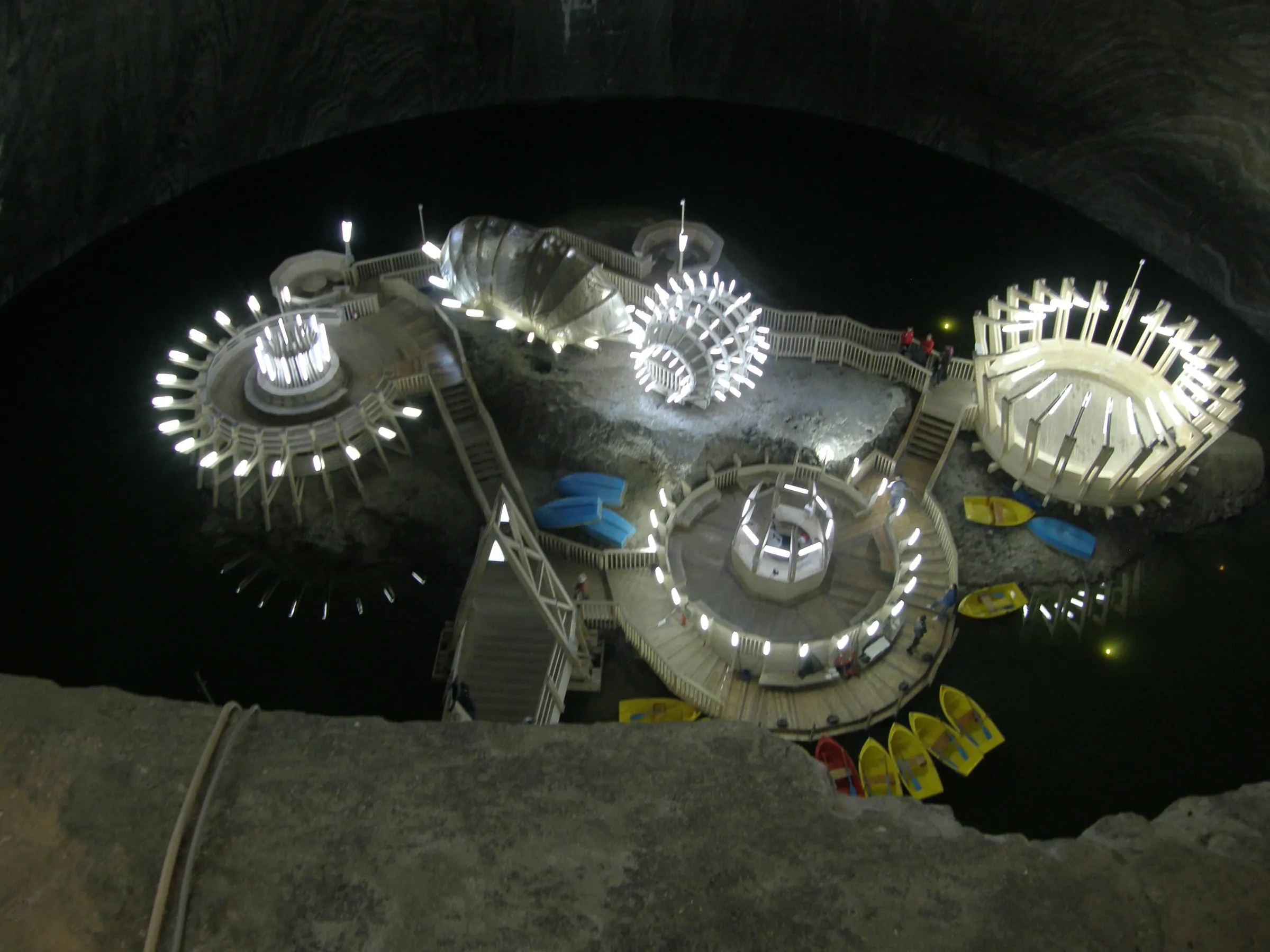 Parcul subteran luminat și lacul din interiorul Salinei Turda
